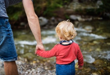Nehirde, yaz günü küçük çocuk ile genç Baba.