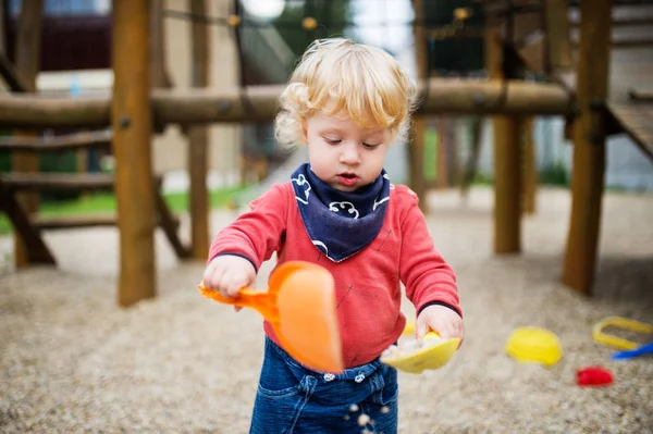 Niño jugando en el patio de recreo, día de verano . —  Fotos de Stock