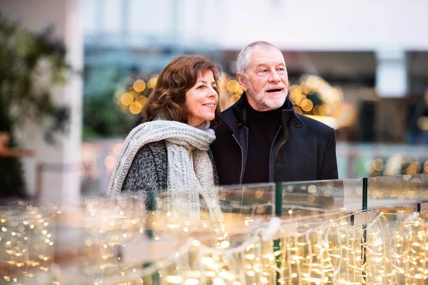 Casal sênior fazendo compras de Natal . — Fotografia de Stock