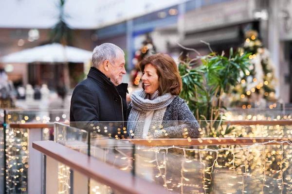 Senior paar doen kerstinkopen. — Stockfoto