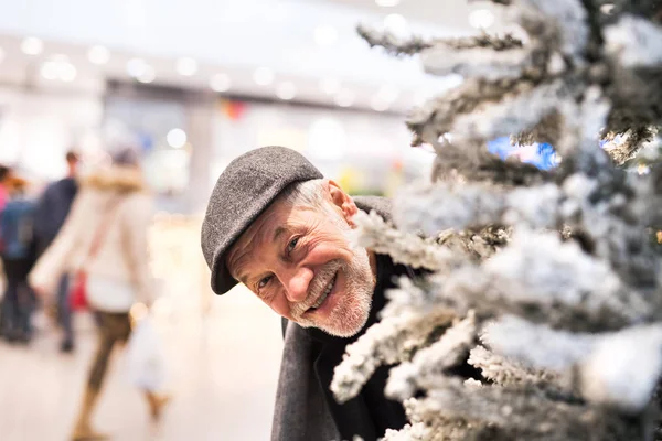 クリスマスの買い物をしている年配の男性. — ストック写真