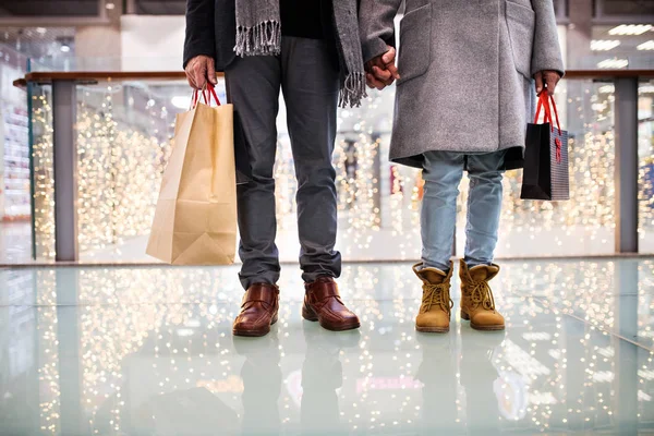 Casal sênior fazendo compras de Natal . — Fotografia de Stock