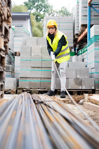 Joven trabajadora en una zona industrial. — Foto de Stock