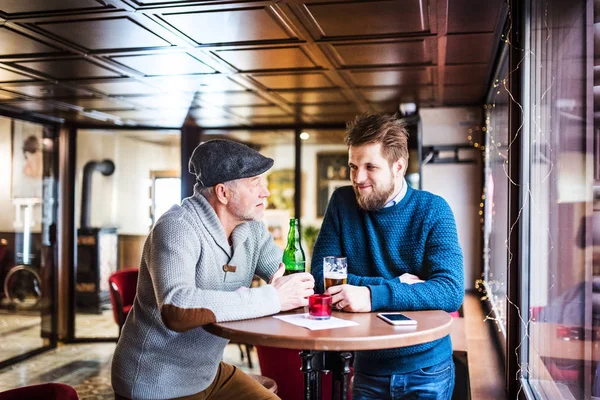 Senior Vater und sein kleiner Sohn in einer Kneipe. — Stockfoto