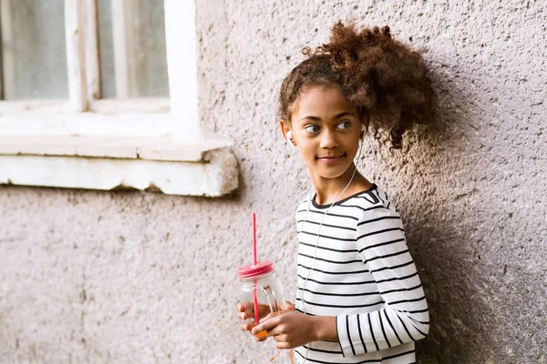 Bella ragazza afroamericana con vetro e paglia, bere . — Foto Stock