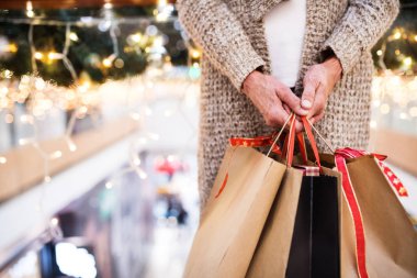 Noel alışveriş yaparken çanta ile üst düzey kadın.