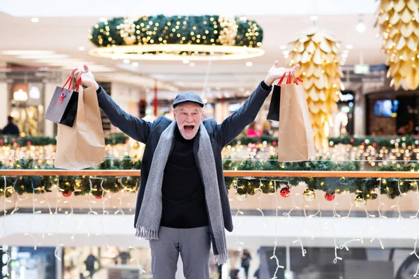 Ανώτερος άνθρωπος κάνει χριστουγεννιάτικα ψώνια. — Φωτογραφία Αρχείου