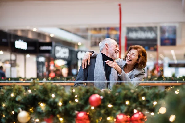 Coppia anziana fare shopping di Natale . — Foto Stock