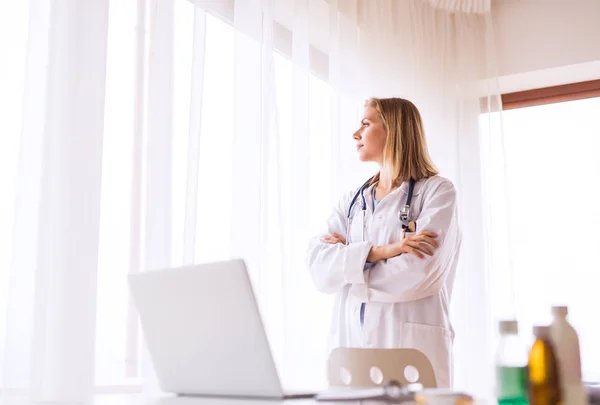 Retrato de una joven doctora . —  Fotos de Stock