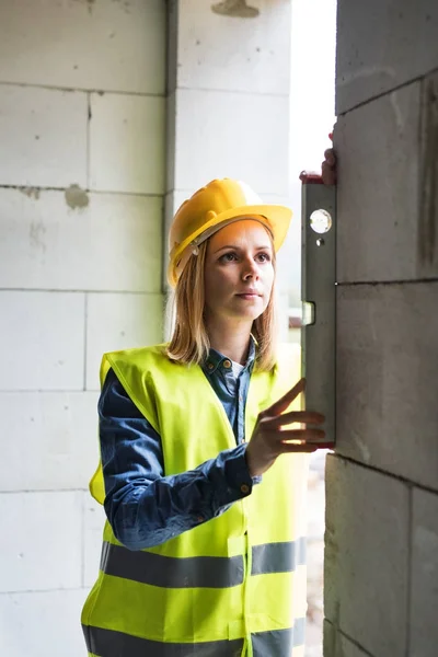 Young woman worker on the building site. — Stock Photo, Image