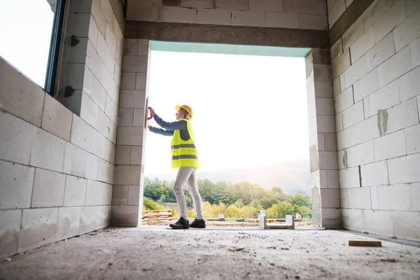 Joven trabajadora en la obra. — Foto de Stock