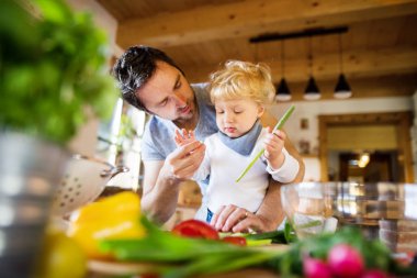 Pişirme bir yürümeye başlayan çocuk ile genç Baba.
