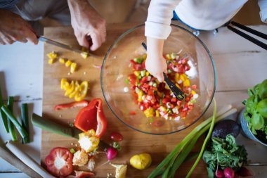 Pişirme bir yürümeye başlayan çocuk ile genç Baba.