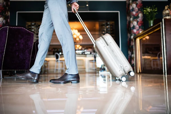 Empresario entrando al hotel con equipaje . — Foto de Stock