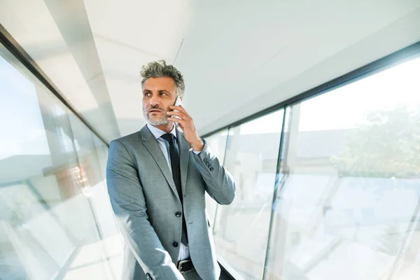 Uomo d'affari maturo con smartphone in viaggio . — Foto Stock