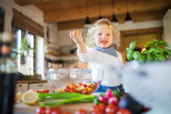 Niño en la cocina.. — Foto de Stock
