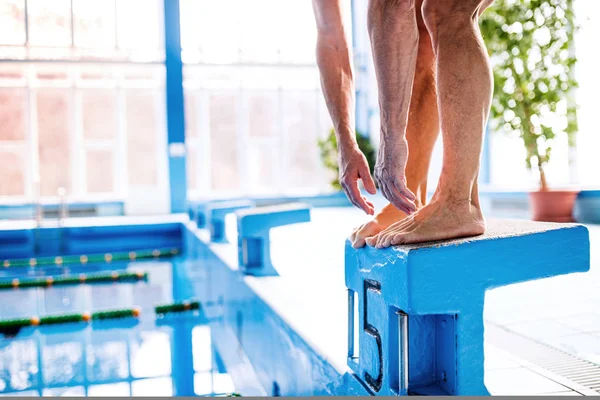 Homem sênior pronto para saltar na piscina . — Fotografia de Stock