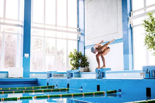 Homem sênior pronto para saltar na piscina . — Fotografia de Stock