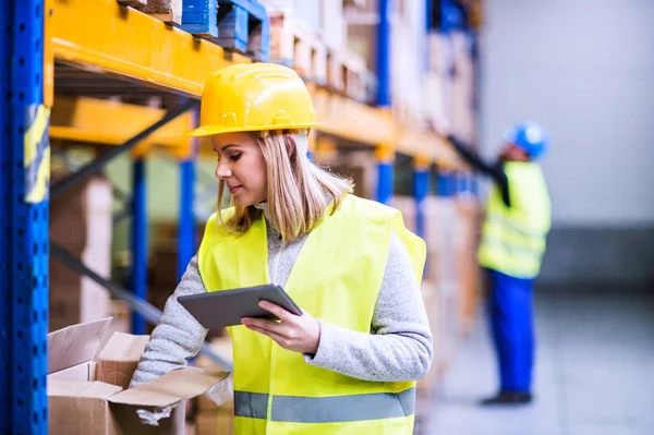 Mujer trabajadora de almacén con tablet . — Foto de Stock