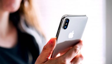 Nova Bana, Slovakya - 28 Kasım 2017: Yeni Apple iphone X smartphone.