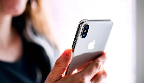 NOVA BANA, ESLOVAQUIA - 28 NOV 2017: Nuevo teléfono inteligente Apple iPhone X . —  Fotos de Stock