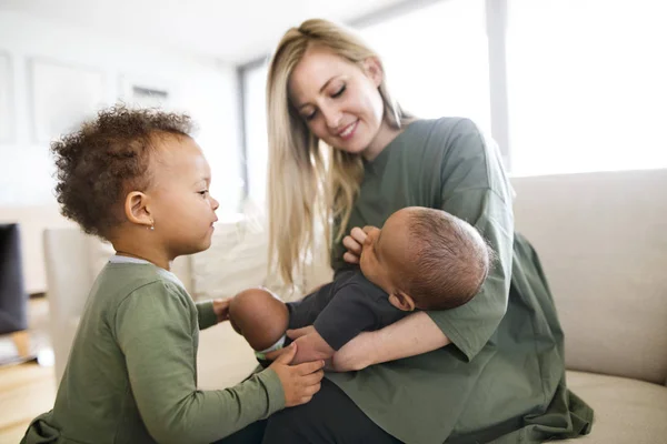 Joven familia interracial con niños pequeños en casa . —  Fotos de Stock