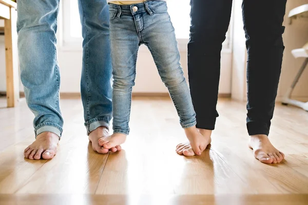 Linda família jovem. Pés nus de mãe, pai e filha — Fotografia de Stock