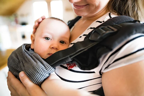 Tanınmayan anne şirin bebek oğlu holding — Stok fotoğraf