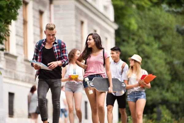 Ομάδα ελκυστική έφηβων μαθητών περπάτημα στο Πανεπιστήμιο. — Φωτογραφία Αρχείου