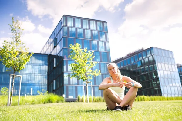 Runner in città a riposo davanti a edifici in vetro . — Foto Stock