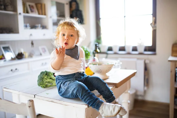 Kisgyerek a konyhában.. — Stock Fotó