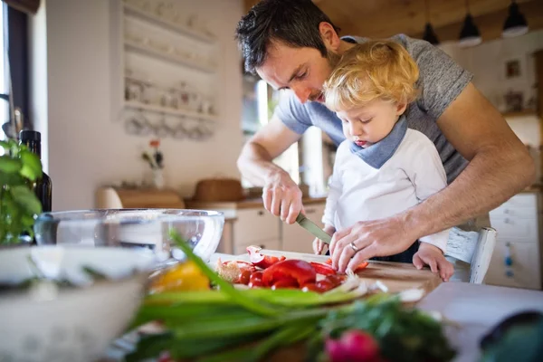 Padre joven con un niño pequeño cocinando . —  Fotos de Stock