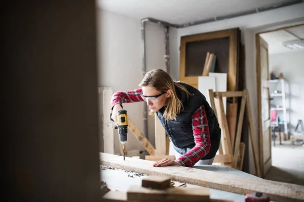 Mulher jovem trabalhador na sala de trabalho carpinteiro. — Fotografia de Stock