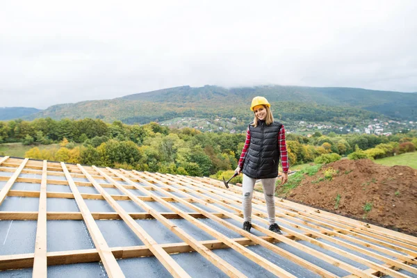 Jovem trabalhadora no canteiro de obras. — Fotografia de Stock