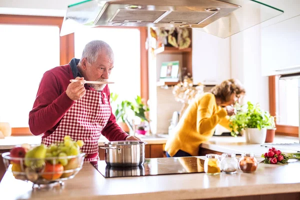 Старша пара готує їжу на кухні . — стокове фото