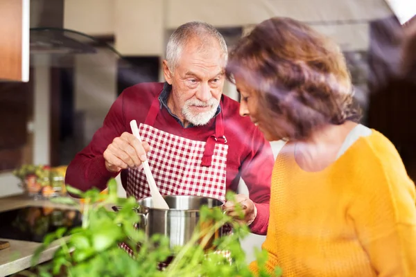 Couple de personnes âgées préparant la nourriture dans la cuisine. — Photo