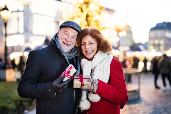 Senior paar op een buiten kerstmarkt. — Stockfoto