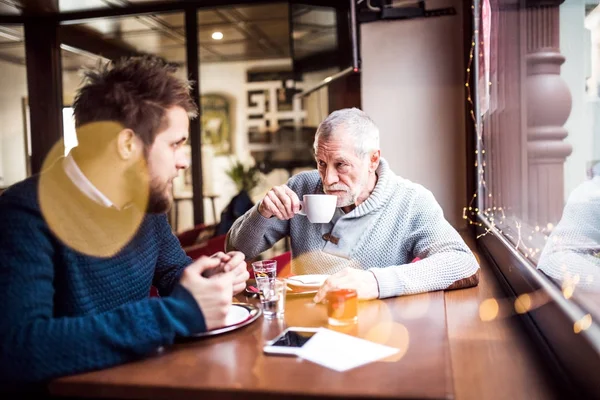 Padre anziano e suo figlio in un caffè . — Foto Stock