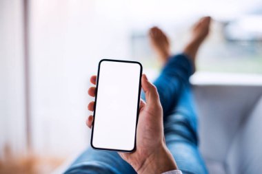 Smartphone ile boş beyaz ekran görüntüsünü mockup.