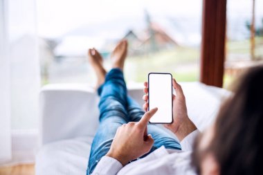 Smartphone ile boş beyaz ekran görüntüsünü mockup.