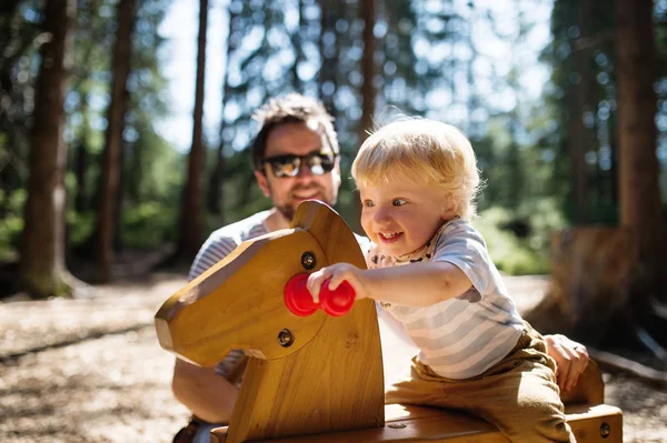 Vater mit kleinem Jungen auf dem Spielplatz. — Stockfoto