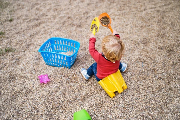 Niño jugando en el patio de recreo, día de verano . —  Fotos de Stock