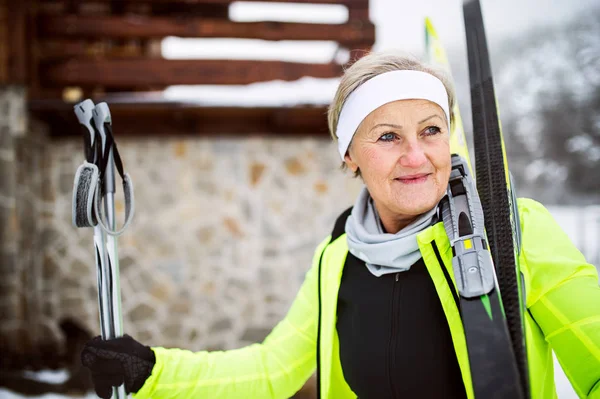 Donna anziana si prepara per lo sci di fondo . — Foto Stock