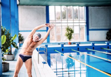 Komuta sizde Kapalı Yüzme Havuzu tarafından germe.