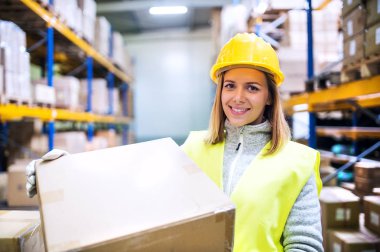 Kadın depo işçisi yükleme kutuları.