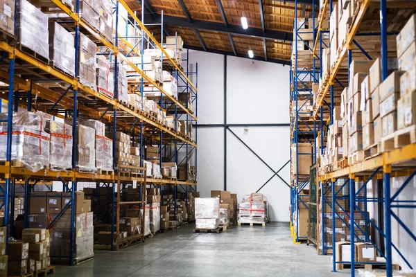 Een interieur van een magazijn. — Stockfoto