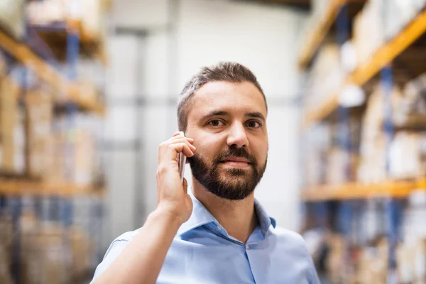 Trabalhador do armazém ou supervisor com um smartphone . — Fotografia de Stock