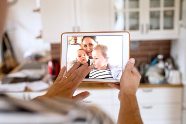 Evde babamla tablet, ailesiyle birlikte sohbet video.