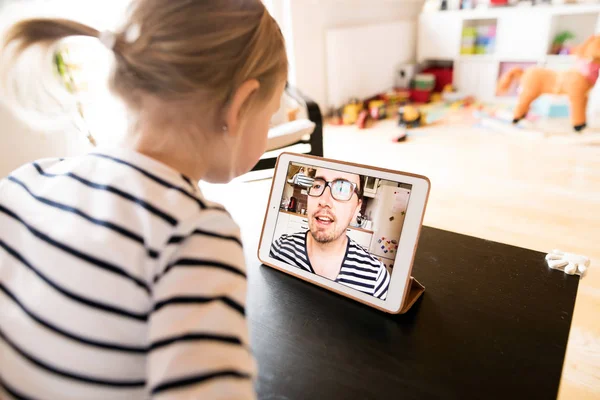 Niña en casa con la tableta, video chat con su padre . — Foto de Stock