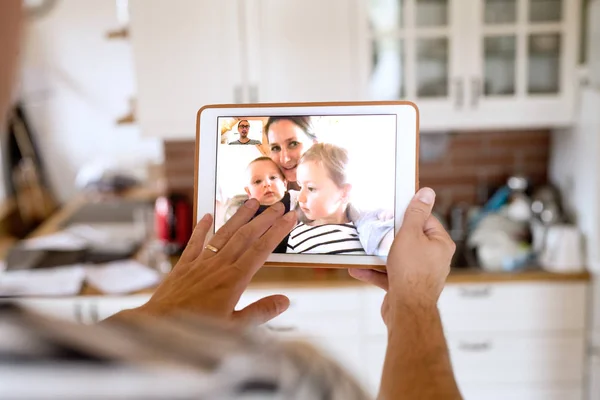 Padre en casa con la tableta, video chat con su familia . — Foto de Stock